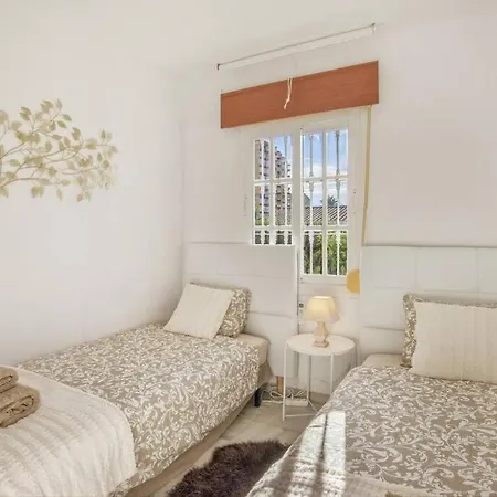 Marina - 5 Min Walk To The Beach, Heated Pool, Spa, 5 Bedrooms Benalmadena