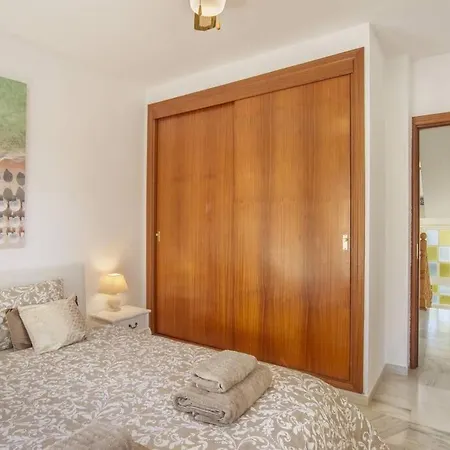 Villa Marina - 5 Min Walk To The Beach, Heated Pool, Spa, 5 Bedrooms Benalmadena