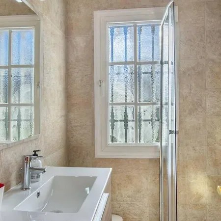 Marina - 5 Min Walk To The Beach, Heated Pool, Spa, 5 Bedrooms *
